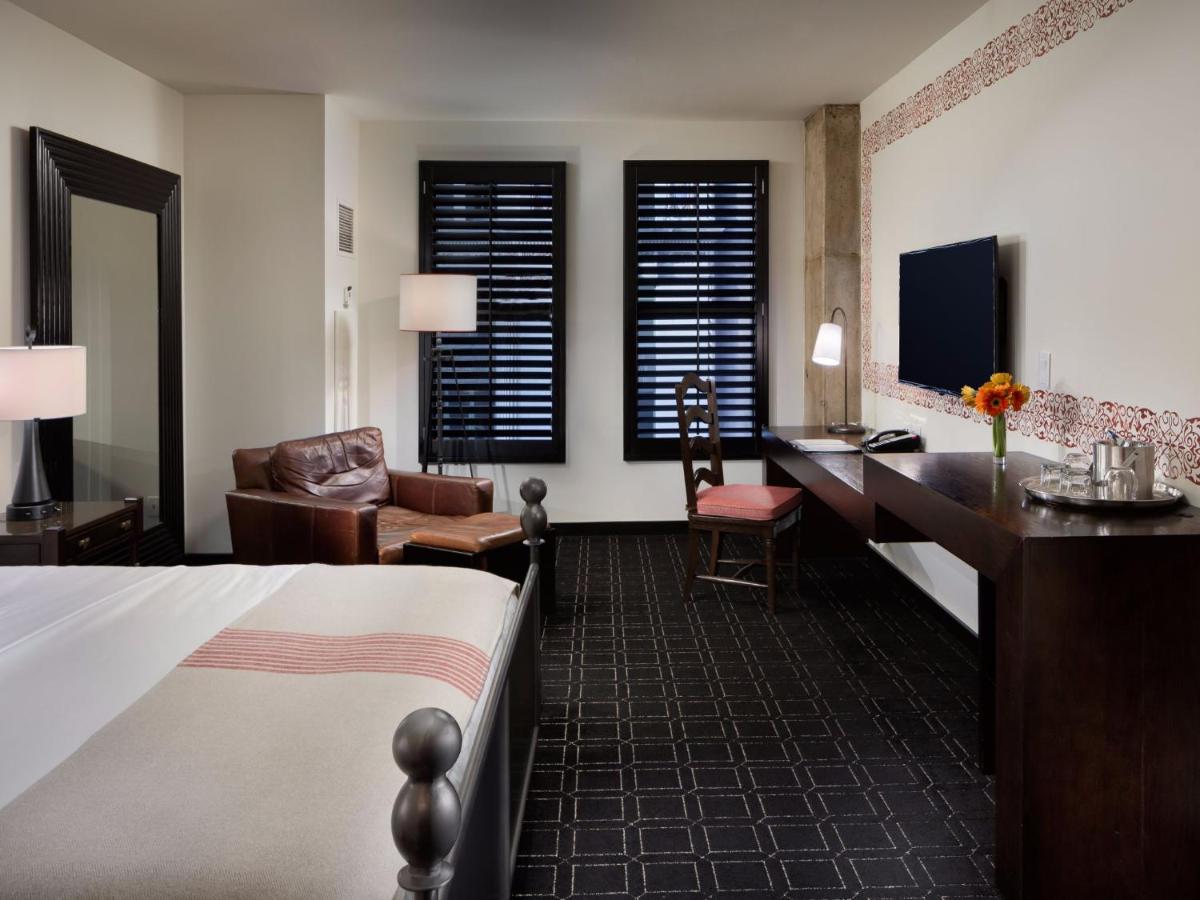 King Room with City View at Hotel Valencia Riverwalk