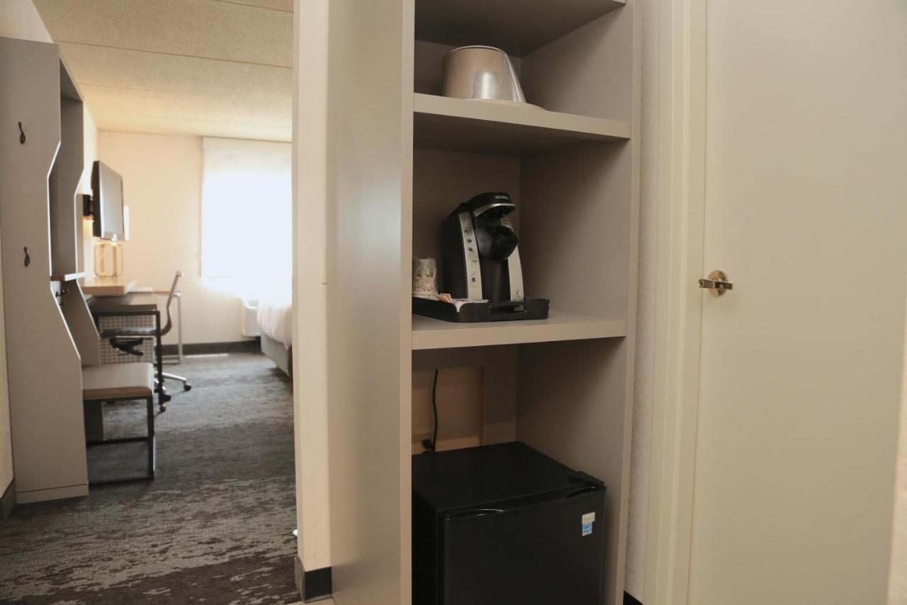 Double Room with Hearing Accessible Roll-In Shower at Holiday Inn Salem - I-93 at Exit 2, an IHG Hotel
