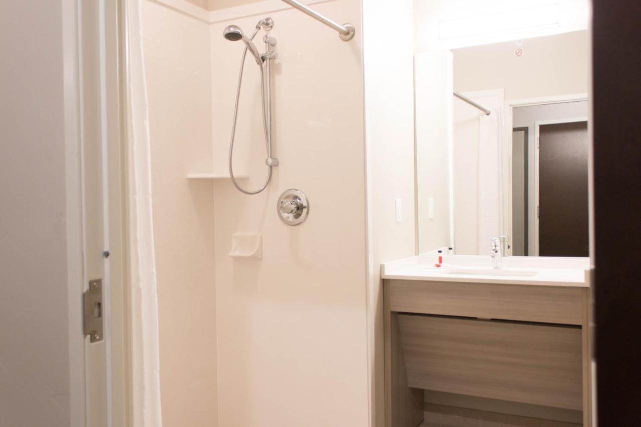 1 Queen Bed Mobility Accessible Studio Suite Non_Smoking at Microtel Inn & Suites by Wyndham Springville/Provo