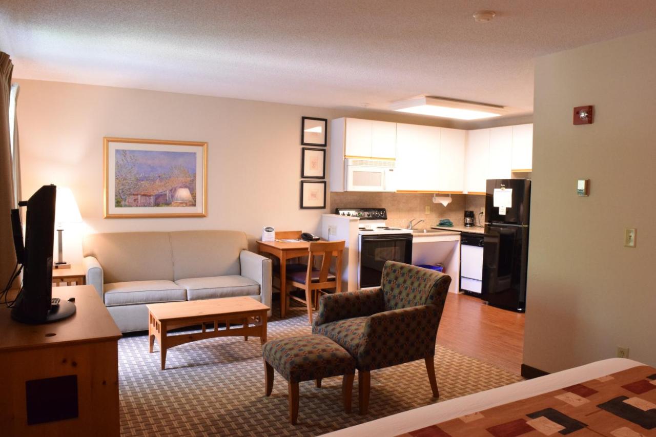 King Studio with Sofa Bed at Cresthill Suites Syracuse