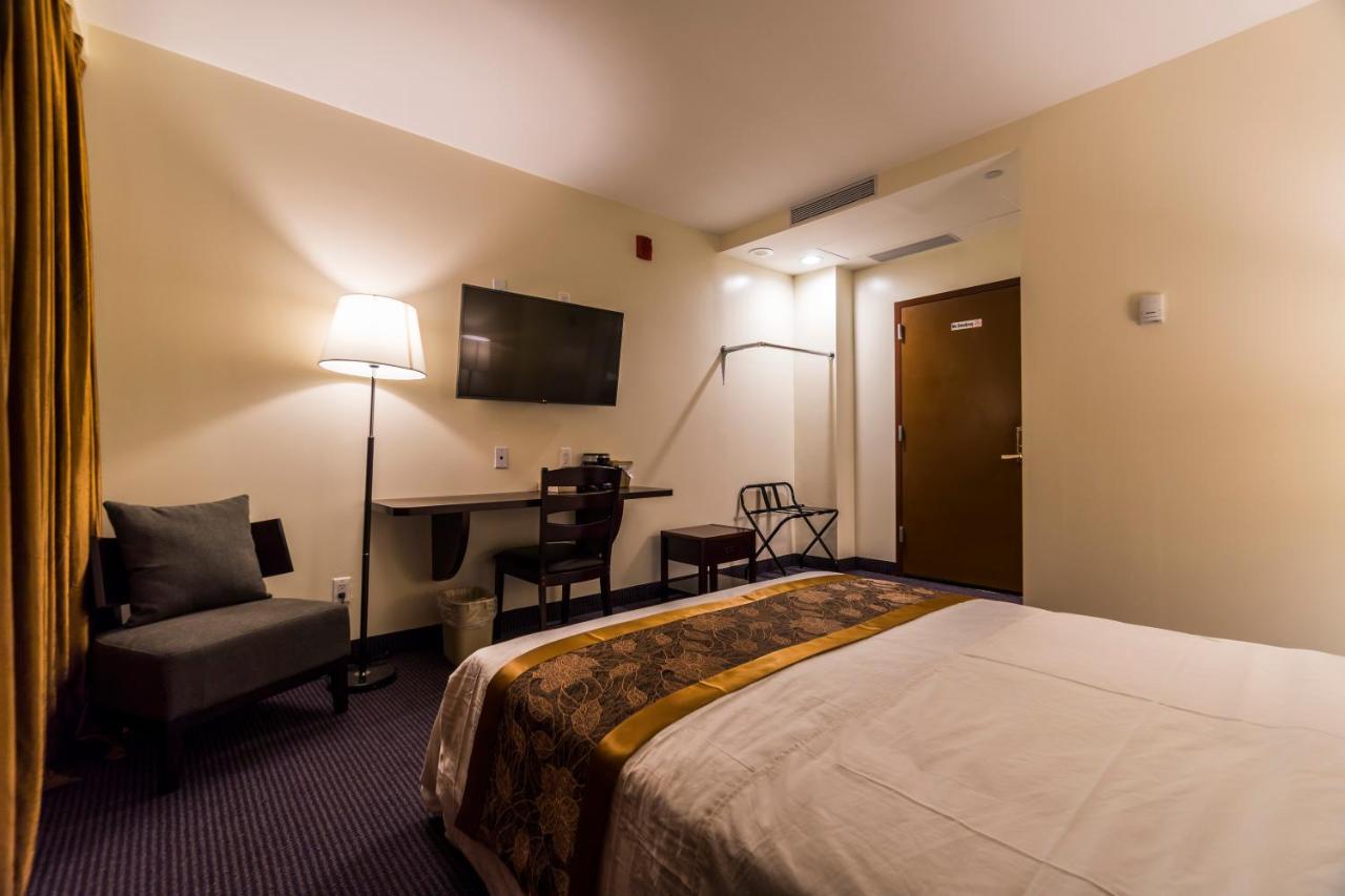 Standard Queen Room at John Hotel