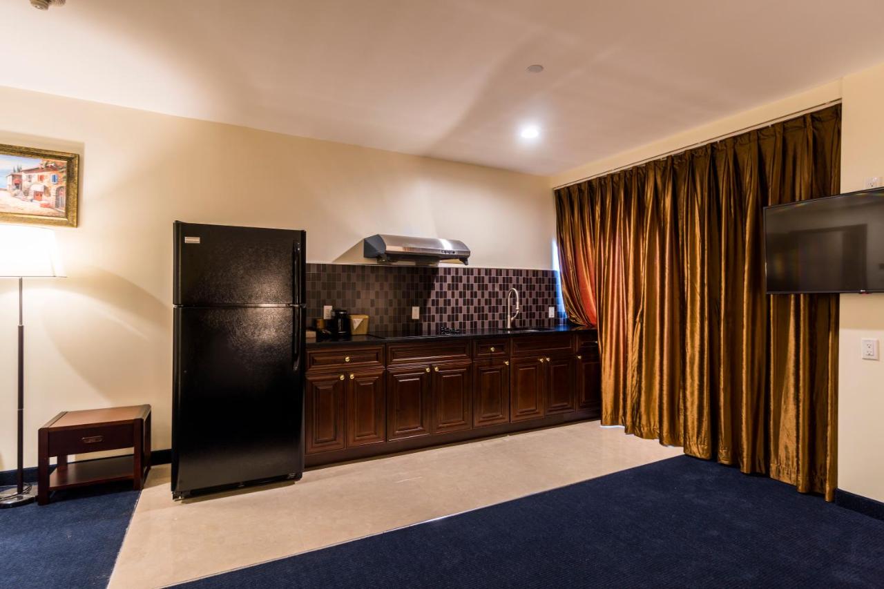 Deluxe Queen Studio - Non-Smoking at John Hotel