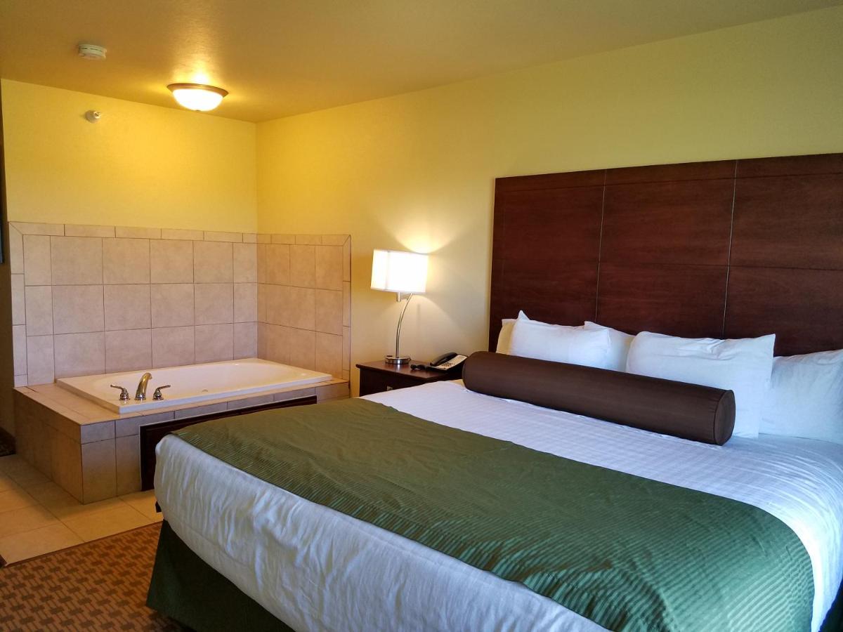 King Room with Spa Bath at Cobblestone Inn & Suites - Bottineau