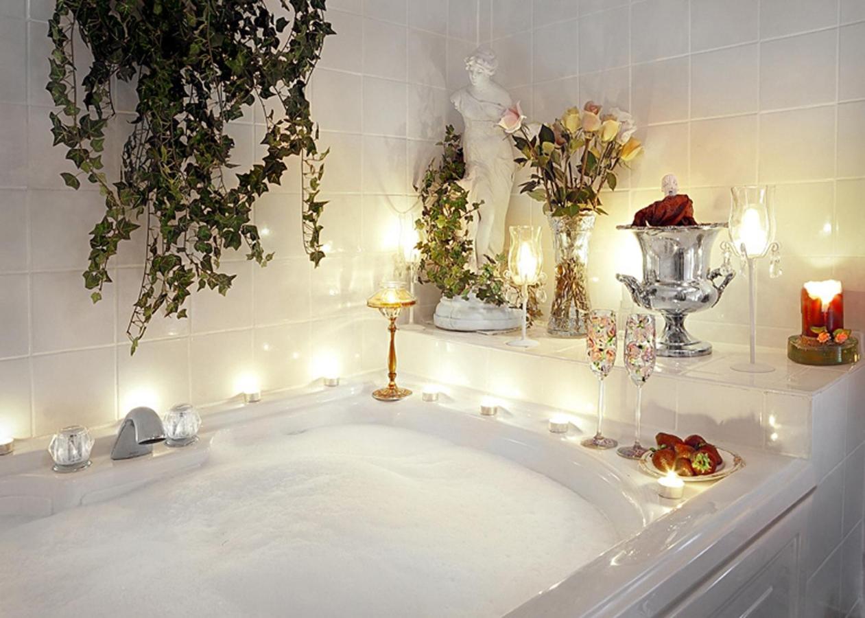 Queen Room with Spa Bath at Sabal Palm House Bed & Breakfast