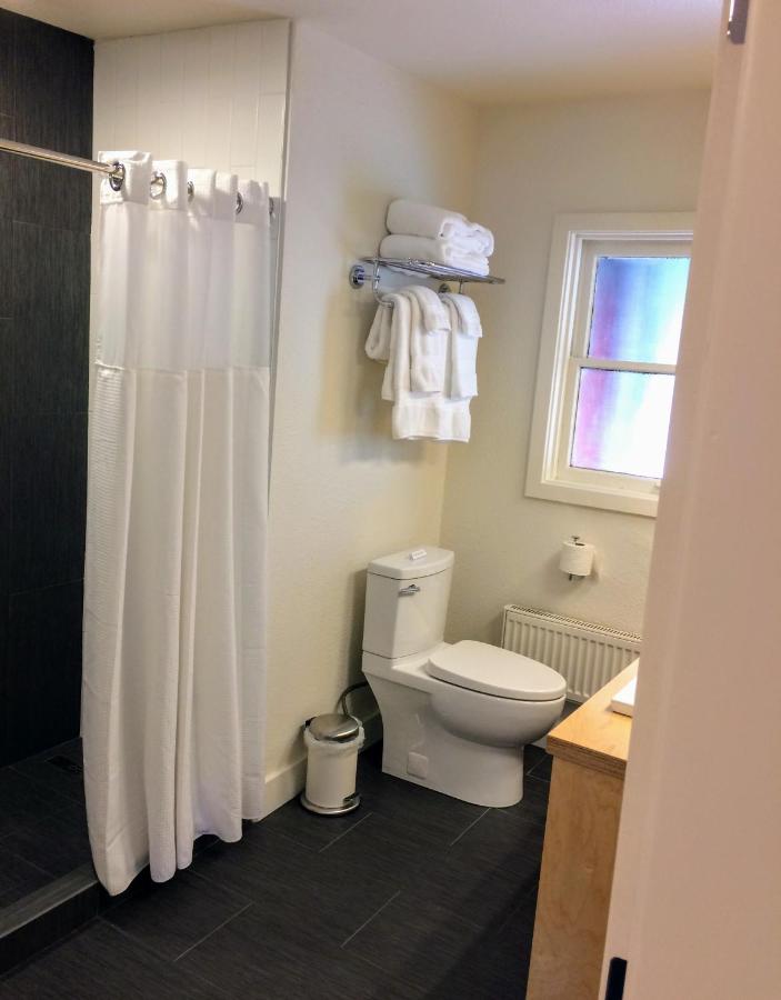 2 Room Queen Suite - Non-Smoking at Heliotrope Hotel