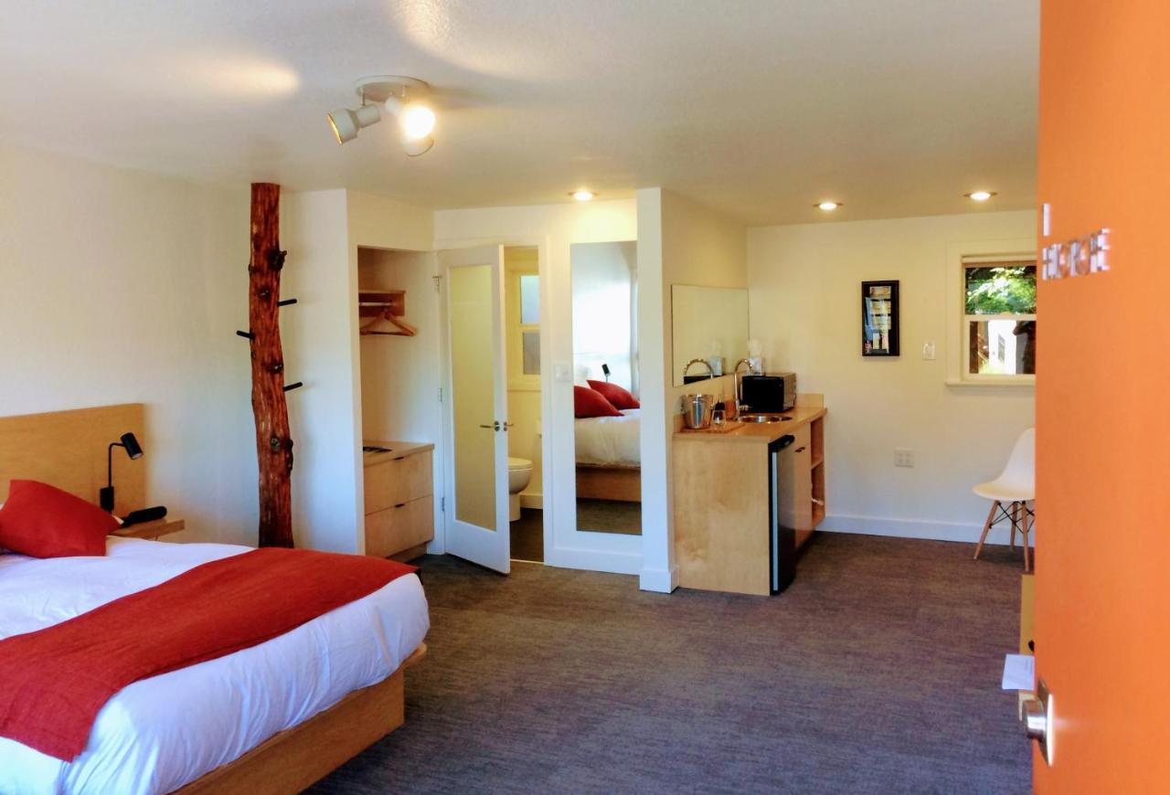 King Room with Garden View - Non-Smoking at Heliotrope Hotel