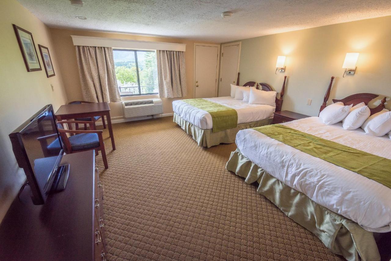 Double Queen Room with Garden View at Fox Ridge Resort