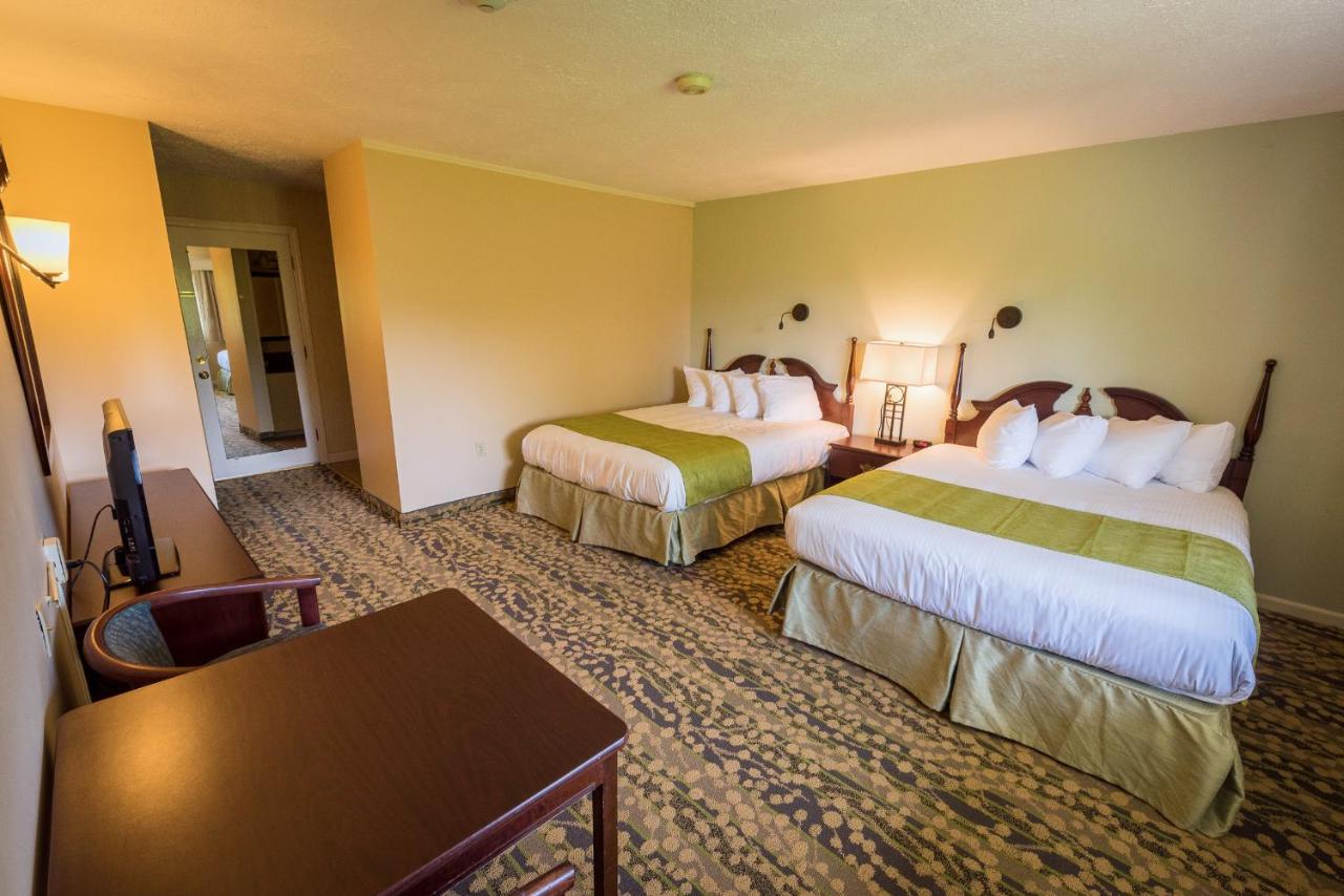Double Queen Room with Garden View at Fox Ridge Resort