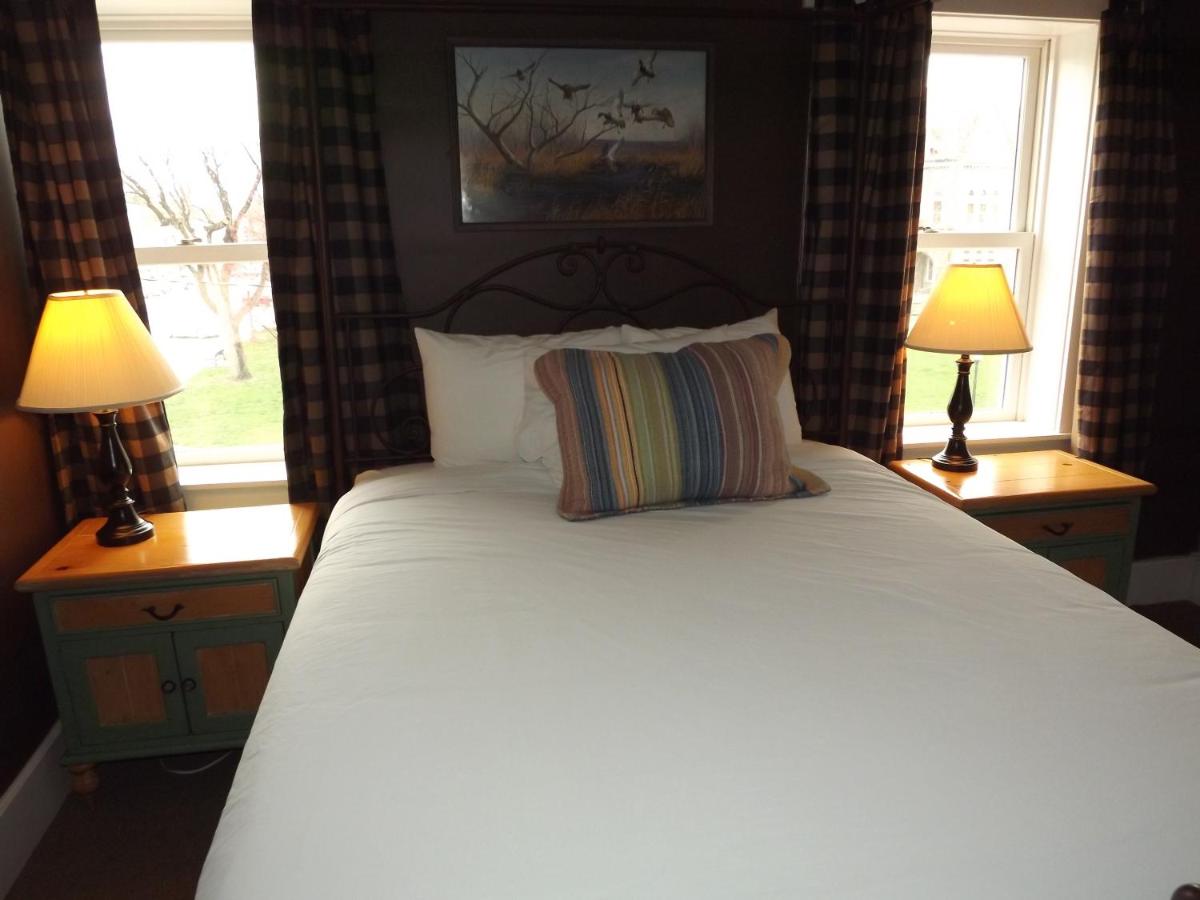 Deluxe Queen Room at William Watson Hotel