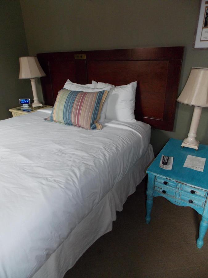 Queen Room at William Watson Hotel
