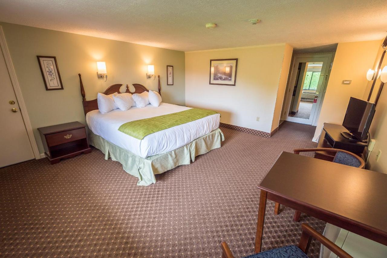 Standard King Room at Fox Ridge Resort