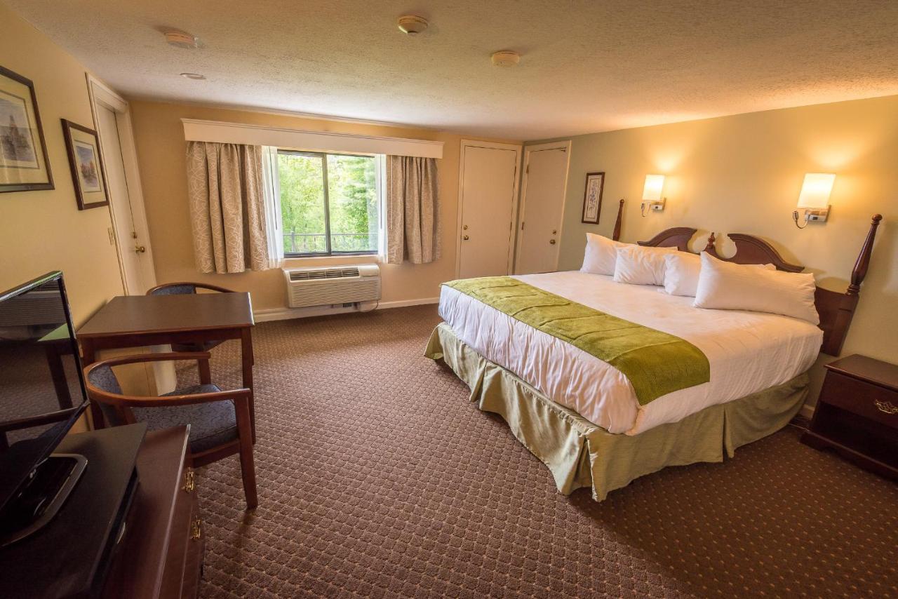 Double Queen Room with Garden View at Fox Ridge Resort