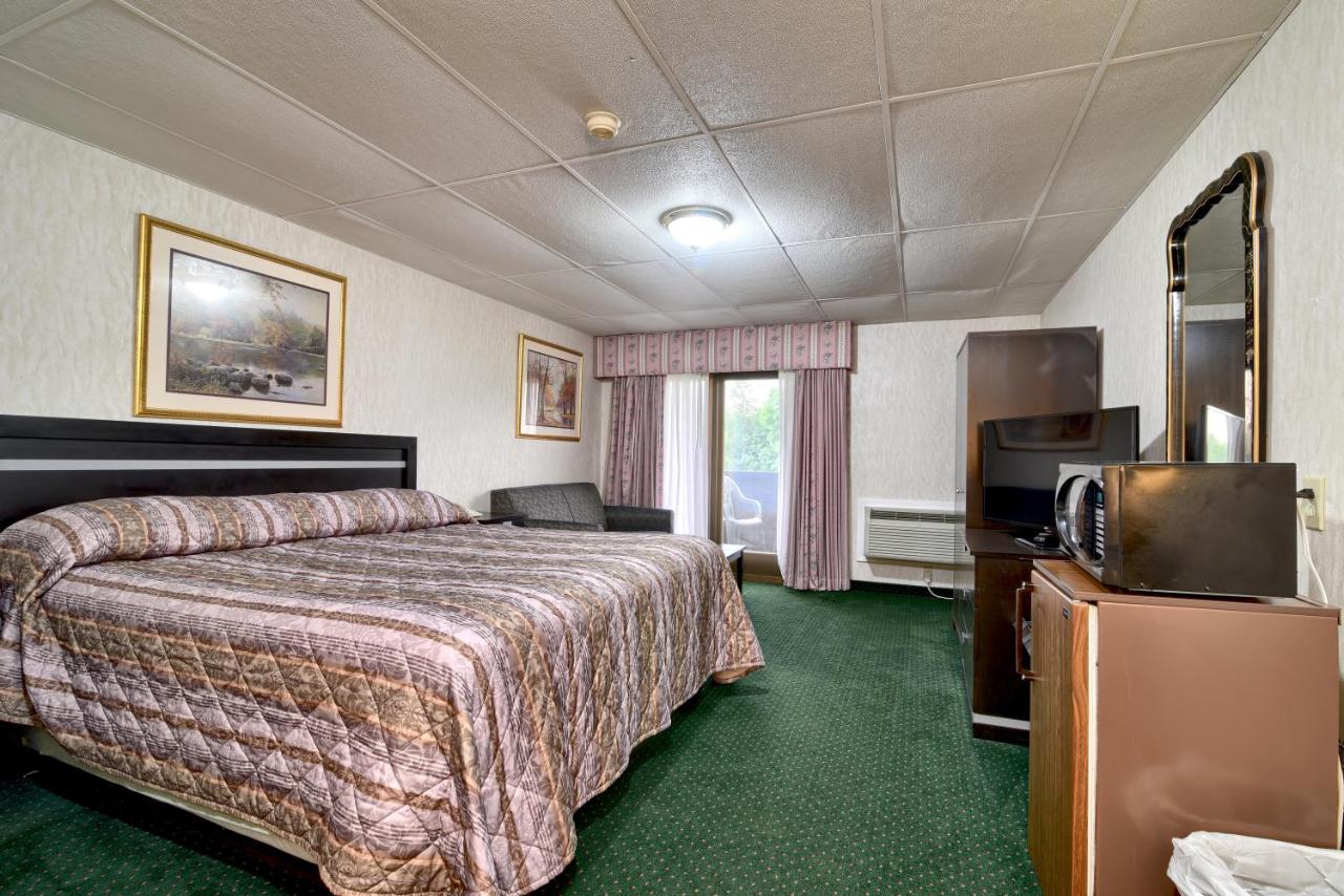 King Room with Courtside View at Roosevelt Inn and Suites Saratoga Springs