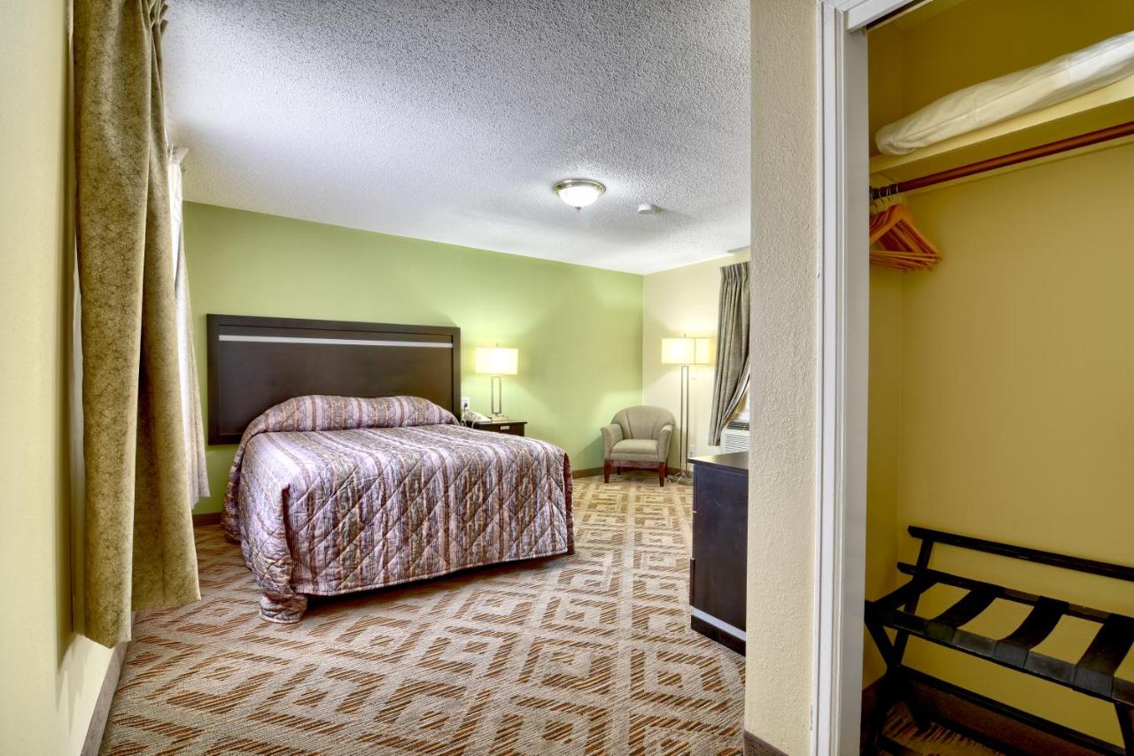 Queen Room with Lawn View at Roosevelt Inn and Suites Saratoga Springs