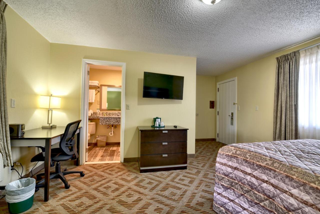 Queen Room with Lawn View at Roosevelt Inn and Suites Saratoga Springs