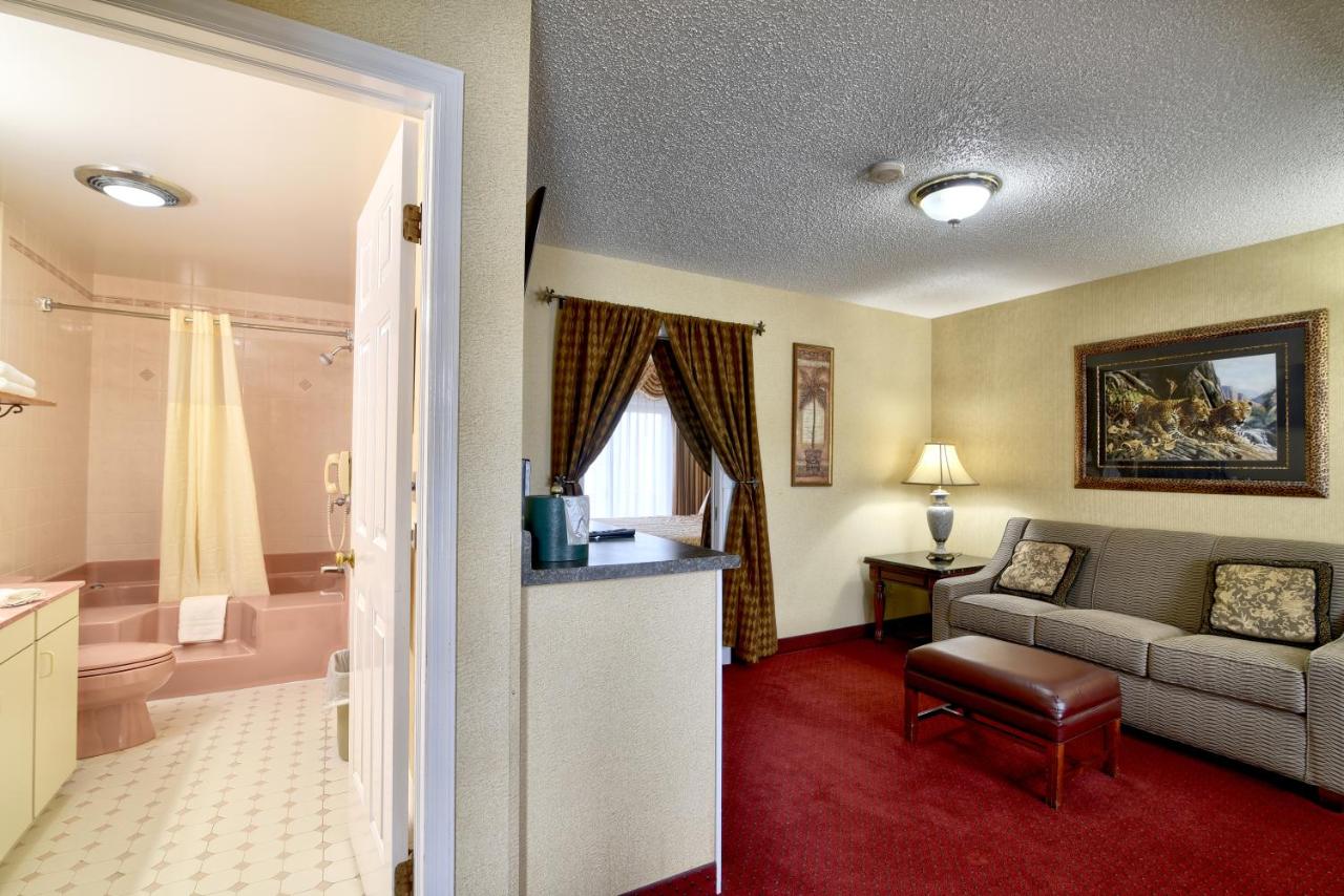 King Suite with Lawn view at Roosevelt Inn and Suites Saratoga Springs