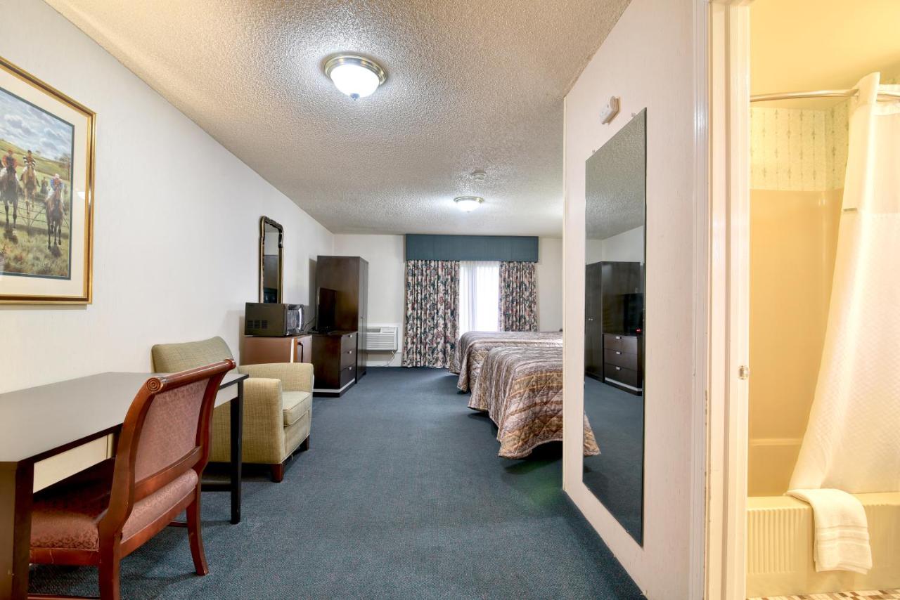 Double Room with Courtside View at Roosevelt Inn and Suites Saratoga Springs