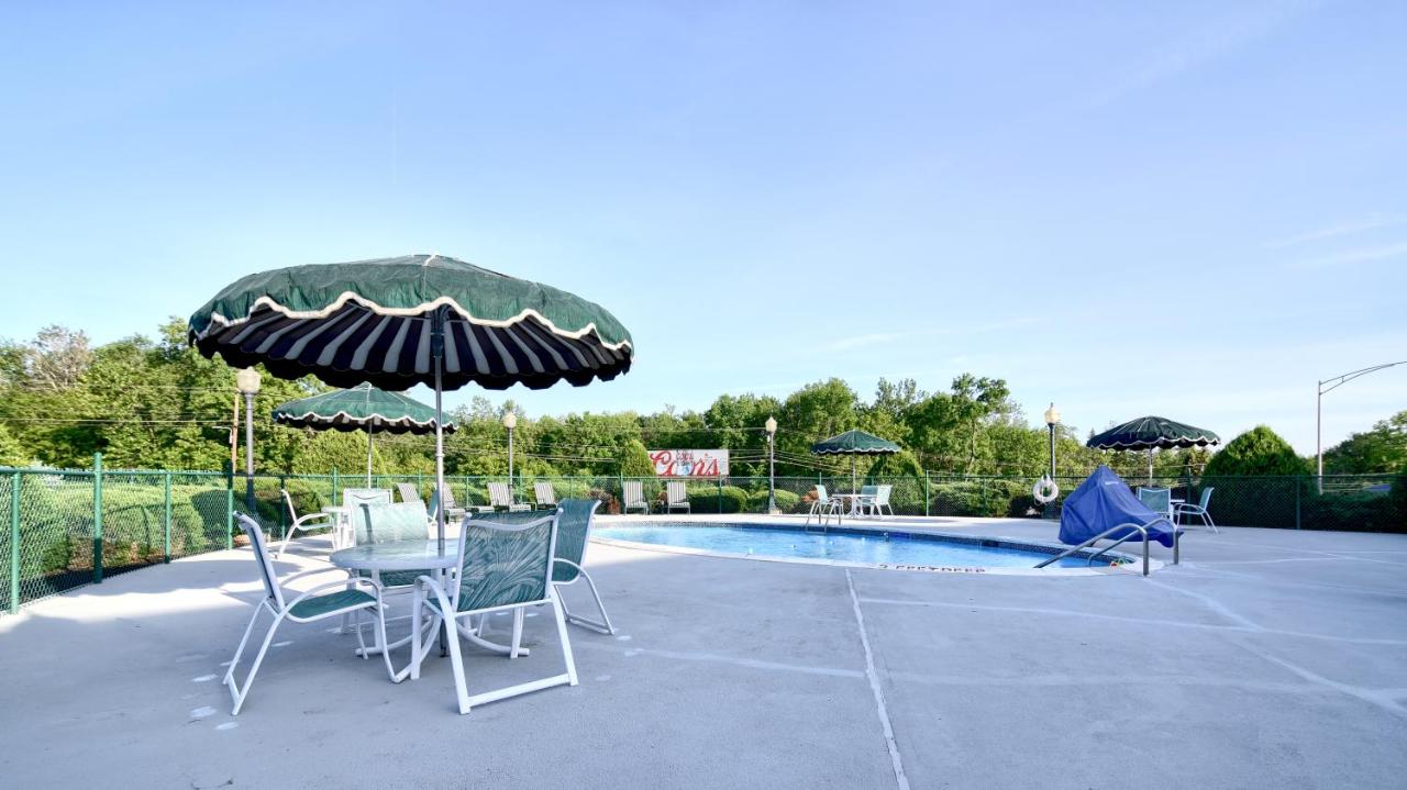 Double Room with Lawn View at Roosevelt Inn and Suites Saratoga Springs