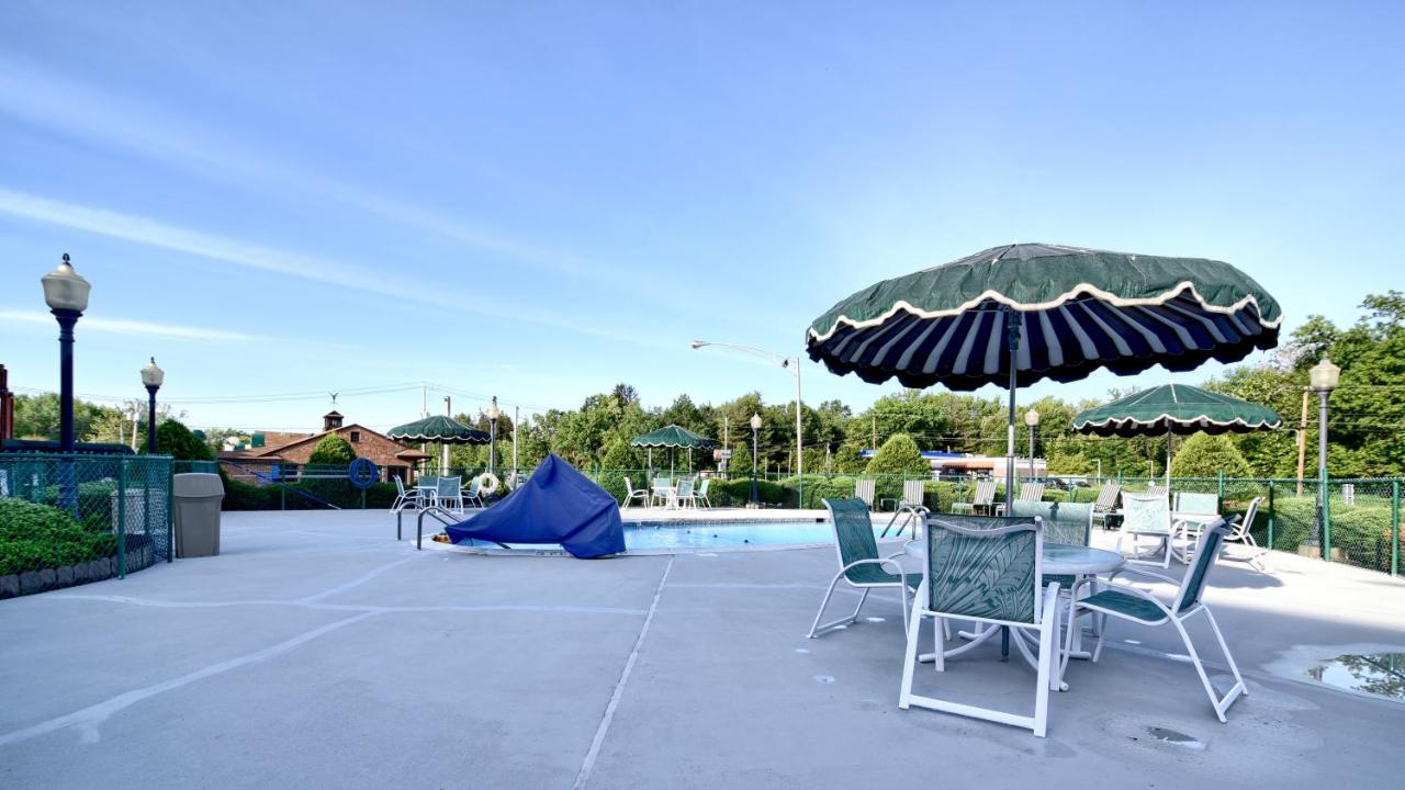 Double Room with Lawn View at Roosevelt Inn and Suites Saratoga Springs
