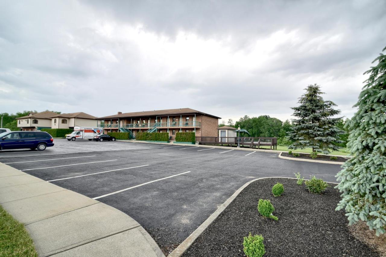 Double Room with Courtside View at Roosevelt Inn and Suites Saratoga Springs