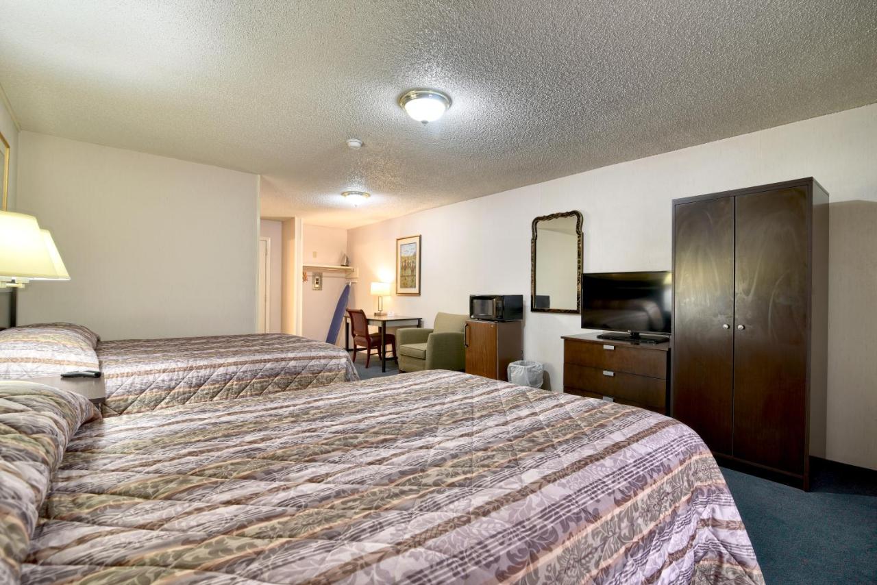 Double Room with Courtside View at Roosevelt Inn and Suites Saratoga Springs