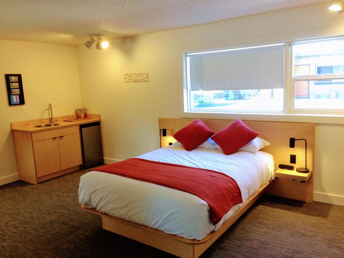 Queen Suite - Non-Smoking at Heliotrope Hotel