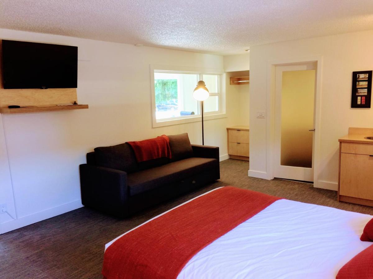 Queen Suite - Non-Smoking at Heliotrope Hotel