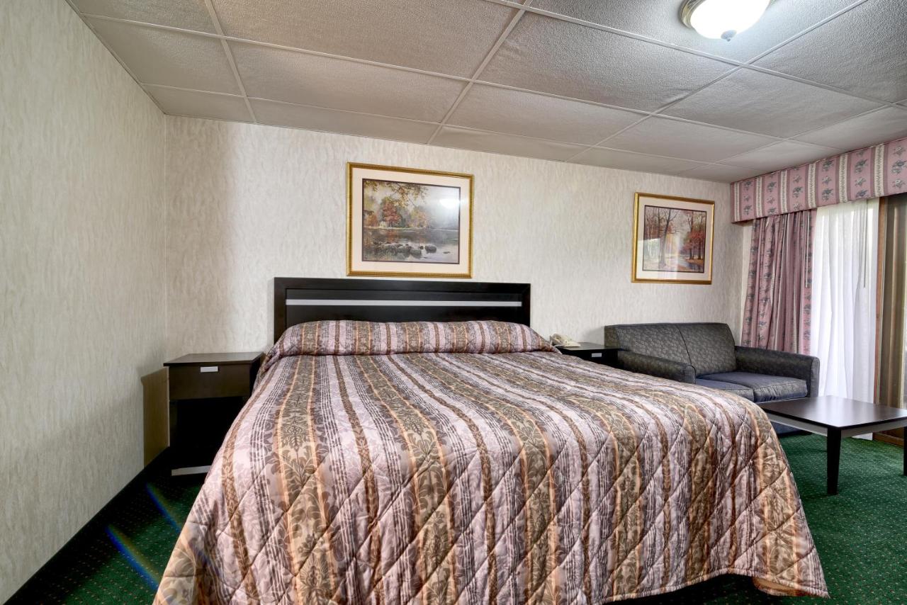 King Room with Courtside View at Roosevelt Inn and Suites Saratoga Springs