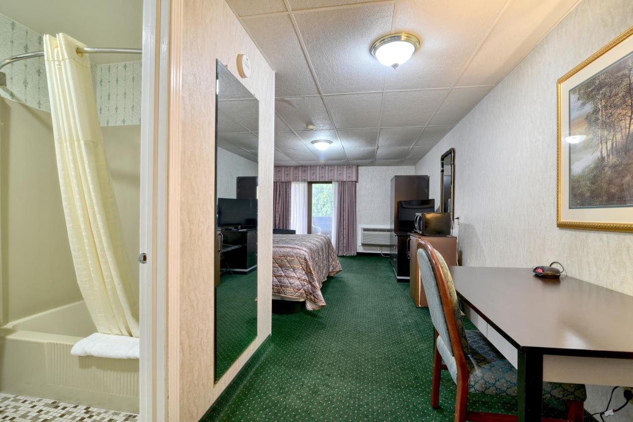 King Room with Courtside View at Roosevelt Inn and Suites Saratoga Springs