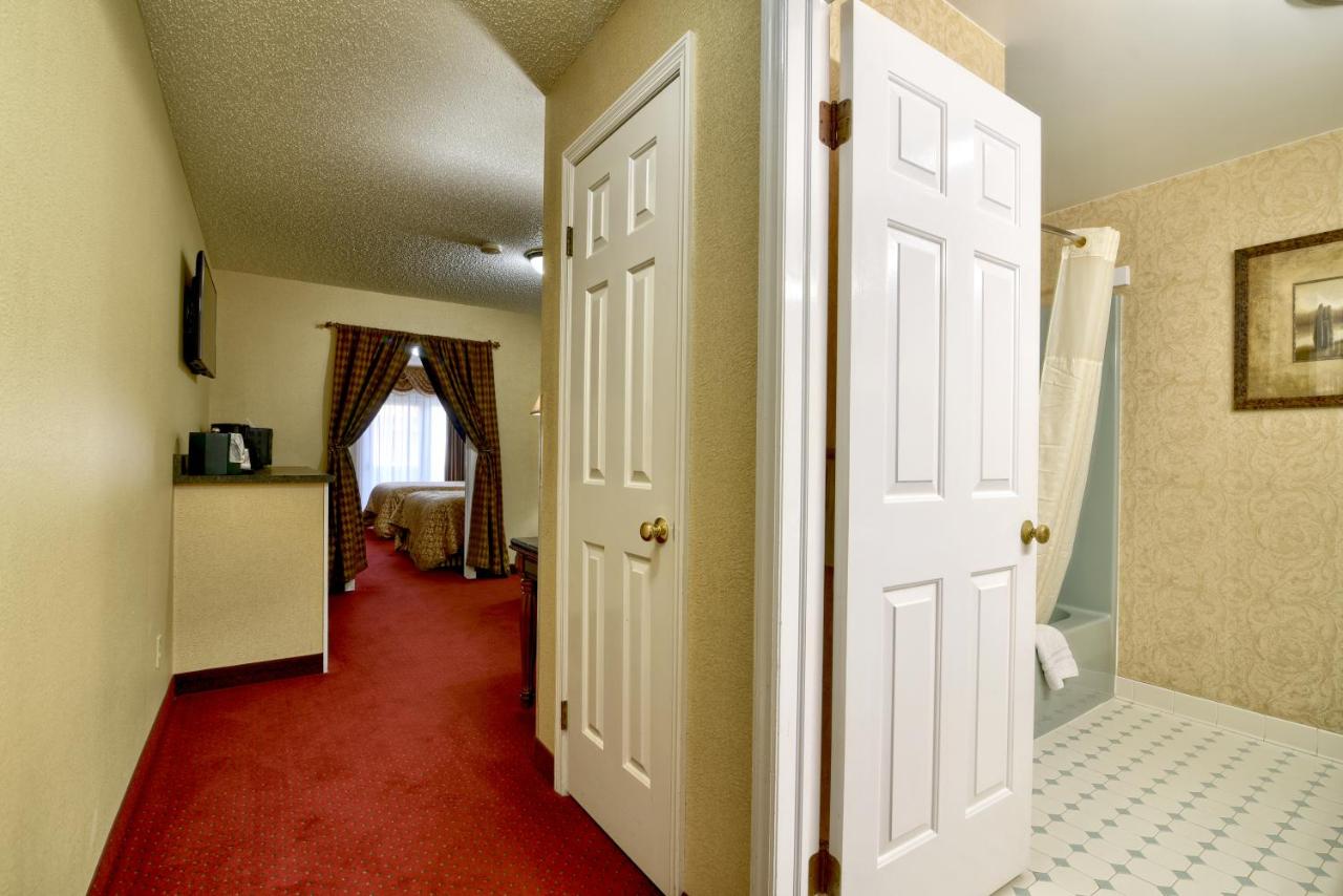 King Suite with Lawn view at Roosevelt Inn and Suites Saratoga Springs