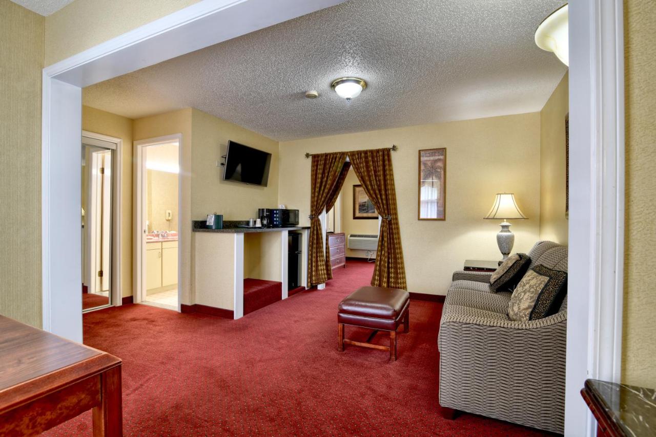 King Suite with Lawn view at Roosevelt Inn and Suites Saratoga Springs