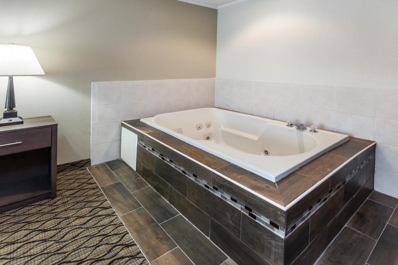 Deluxe King Studio Suite - Mobility Access/Non-Smoking  at Baymont by Wyndham Auburn