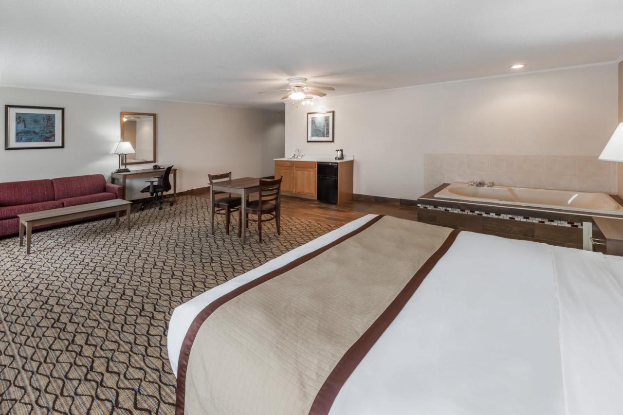 Deluxe King Studio Suite - Mobility Access/Non-Smoking  at Baymont by Wyndham Auburn