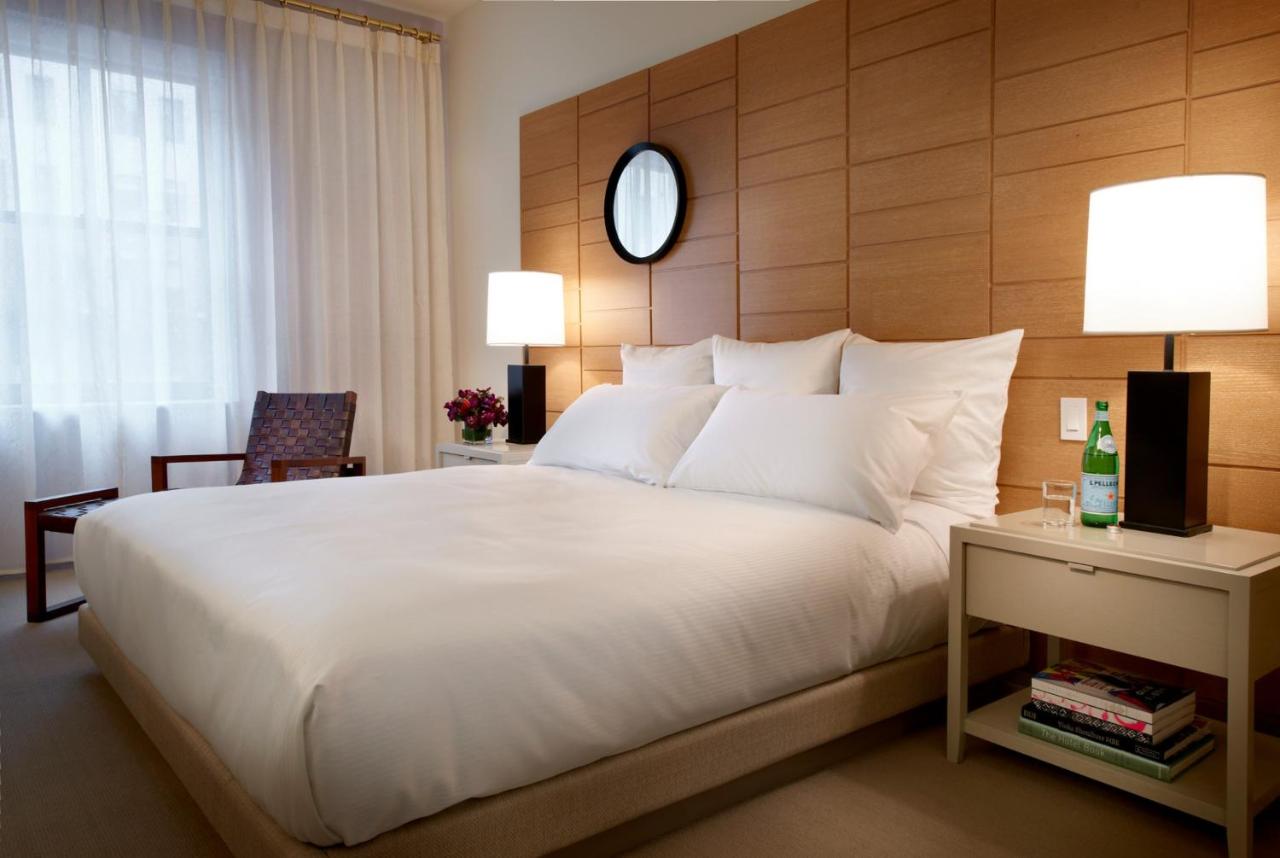 Deluxe King Room at 21c Museum Hotel Cincinnati