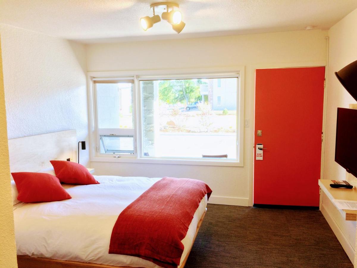 Standard Queen Room - Non-Smoking at Heliotrope Hotel