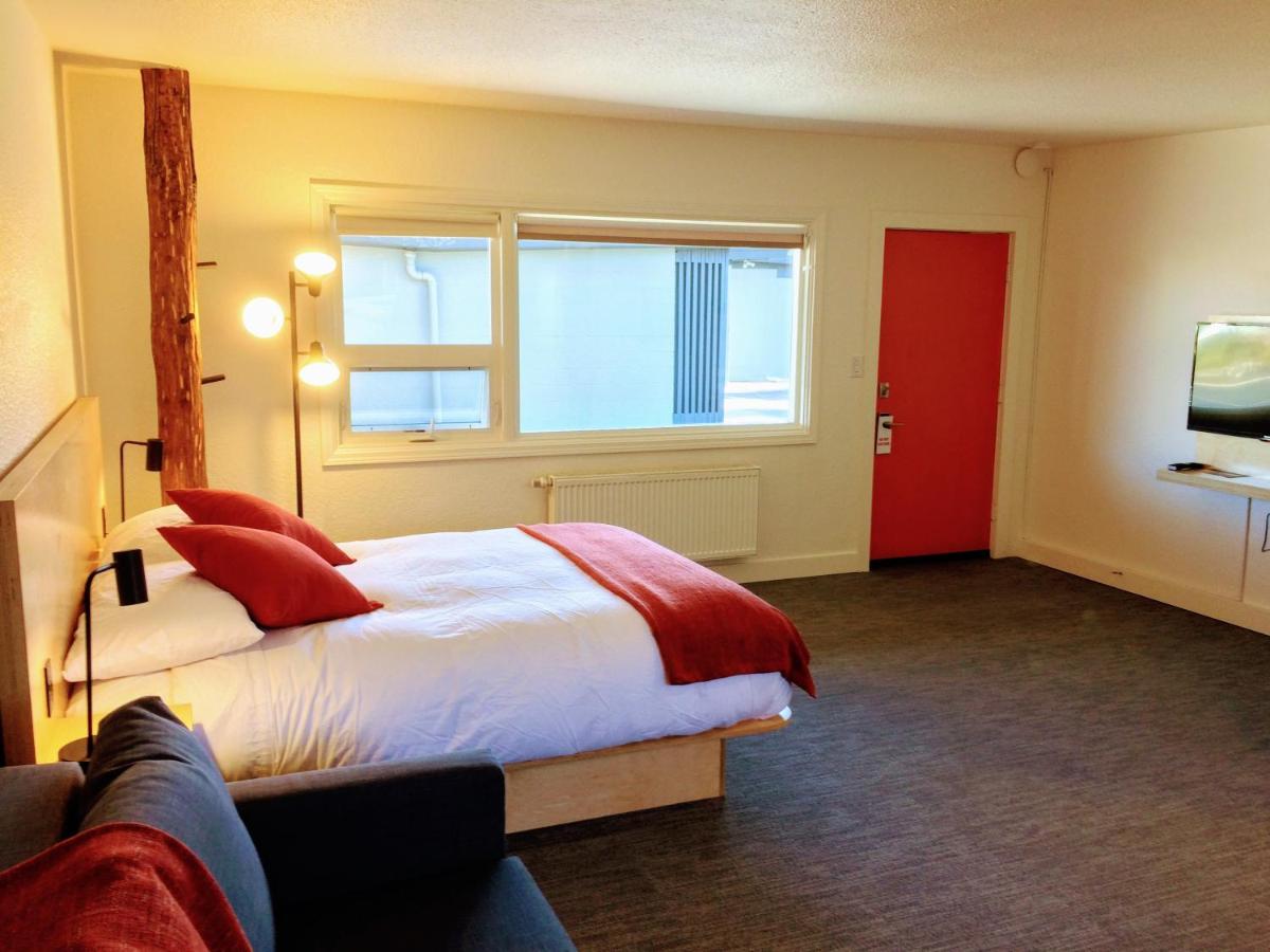 Superior Queen Room - Non-Smoking at Heliotrope Hotel