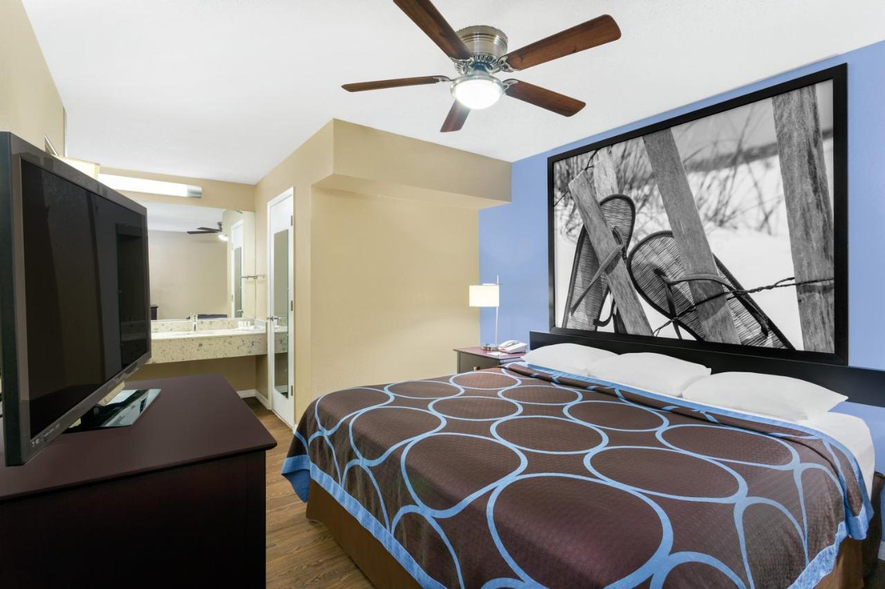 Deluxe King Room - Non-Smoking at Super 8 by Wyndham Ellenton Bradenton Area