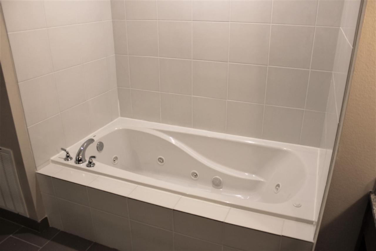 King Suite with Spa Bath at Comfort Suites Dodge City