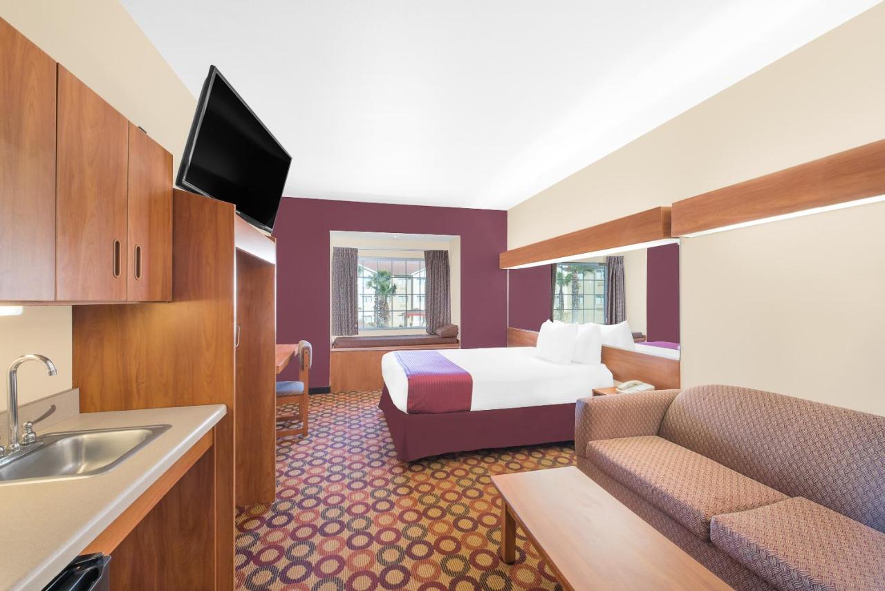 Queen Suite with Tub - Mobility/Hearing Accessible - Non-Smoking at Microtel Inn & Suites by Wyndham Aransas Pass/Corpus Christi