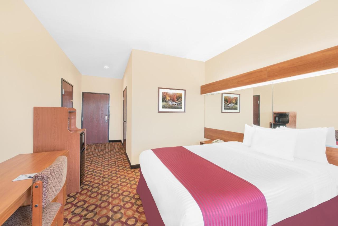 Queen Room - Non-Smoking at Microtel Inn & Suites by Wyndham Aransas Pass/Corpus Christi