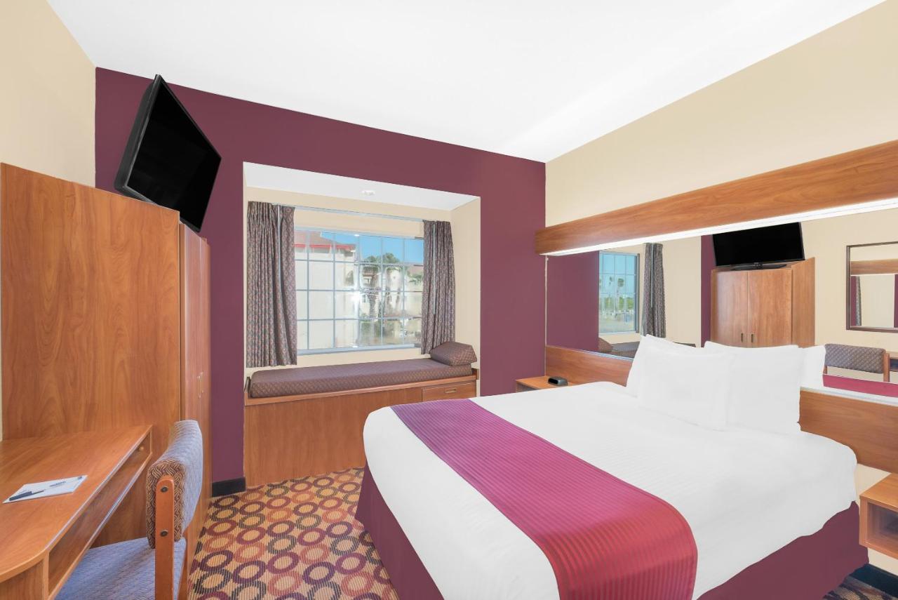 Queen Room with Bath Tub - Mobility/Hearing Accessible - Non-Smoking at Microtel Inn & Suites by Wyndham Aransas Pass/Corpus Christi