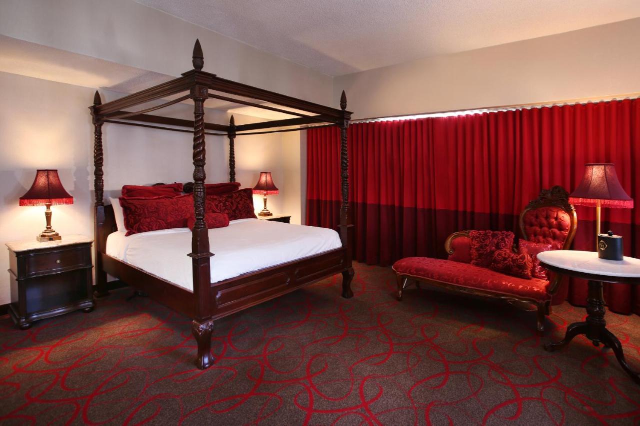 Honeymoon Suite with Whirlpool at The Claridge Hotel