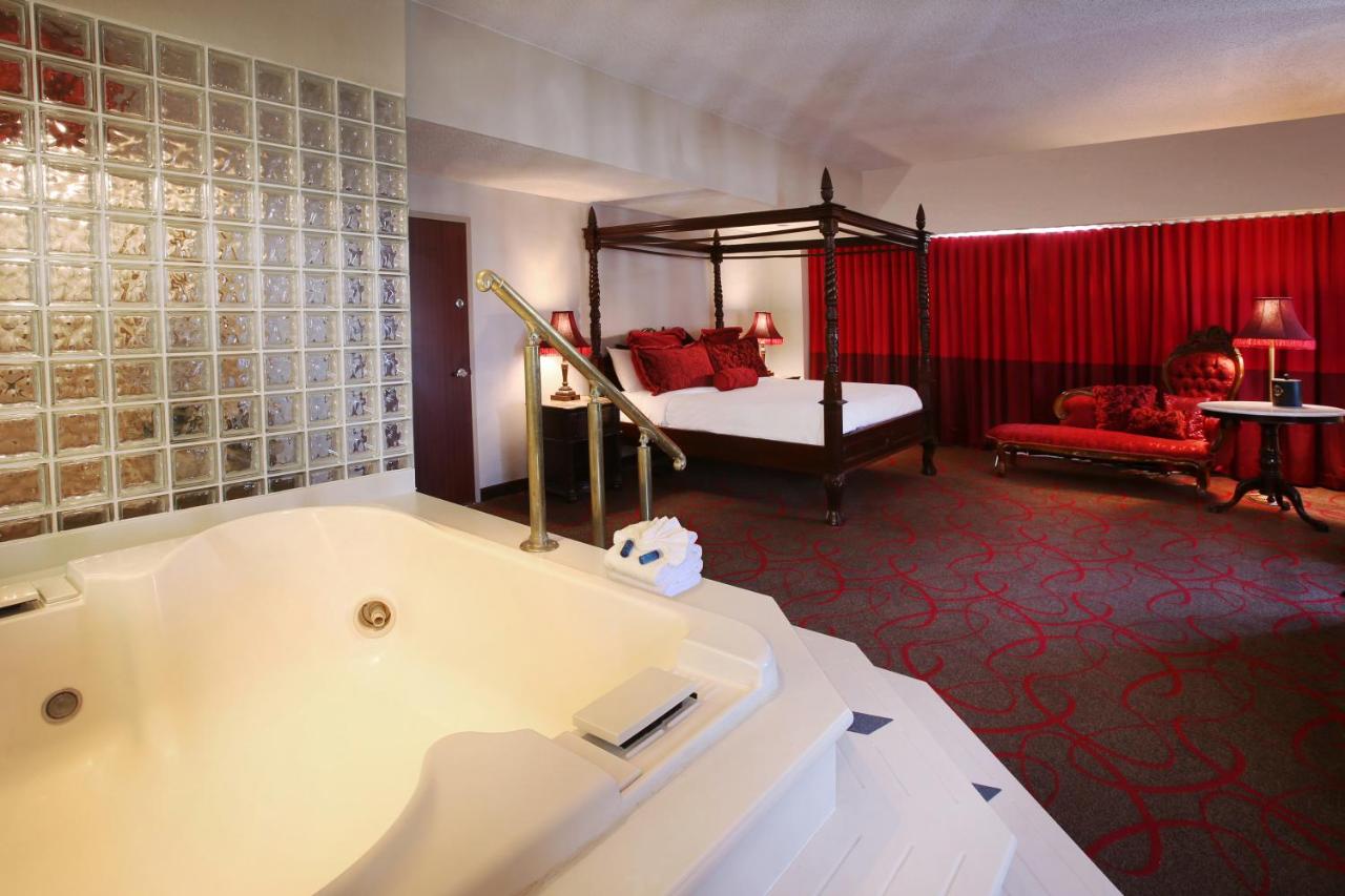 Honeymoon Suite with Whirlpool at The Claridge Hotel