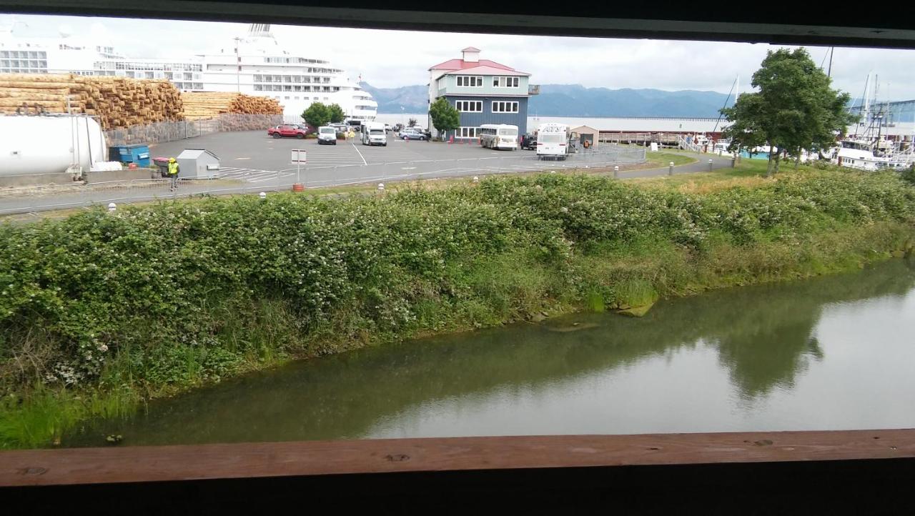King Kitchenette Suite with View and Balcony at Astoria Riverwalk Inn