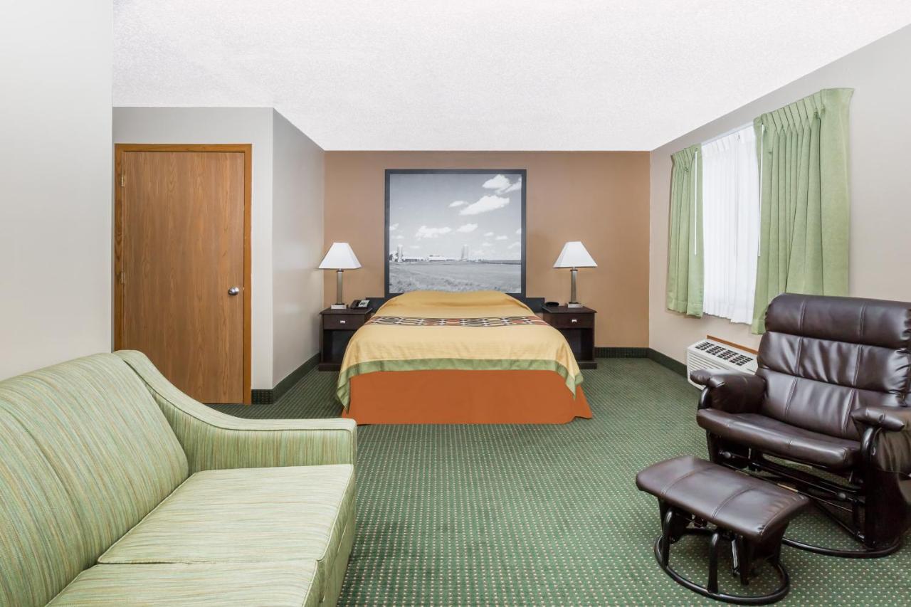 Queen Suite - Non-Smoking at Super 8 by Wyndham Jefferson
