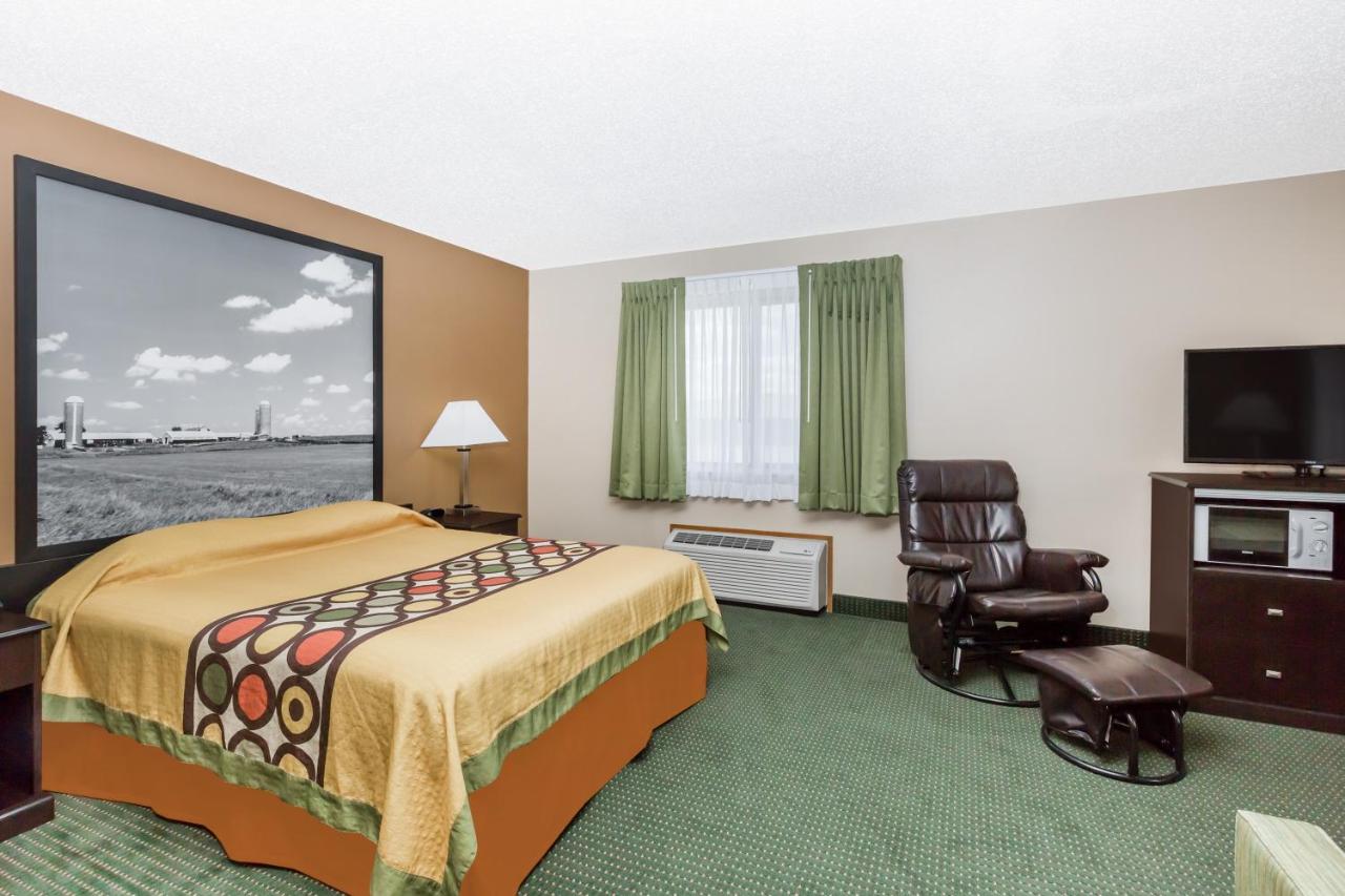Queen Suite - Non-Smoking at Super 8 by Wyndham Jefferson