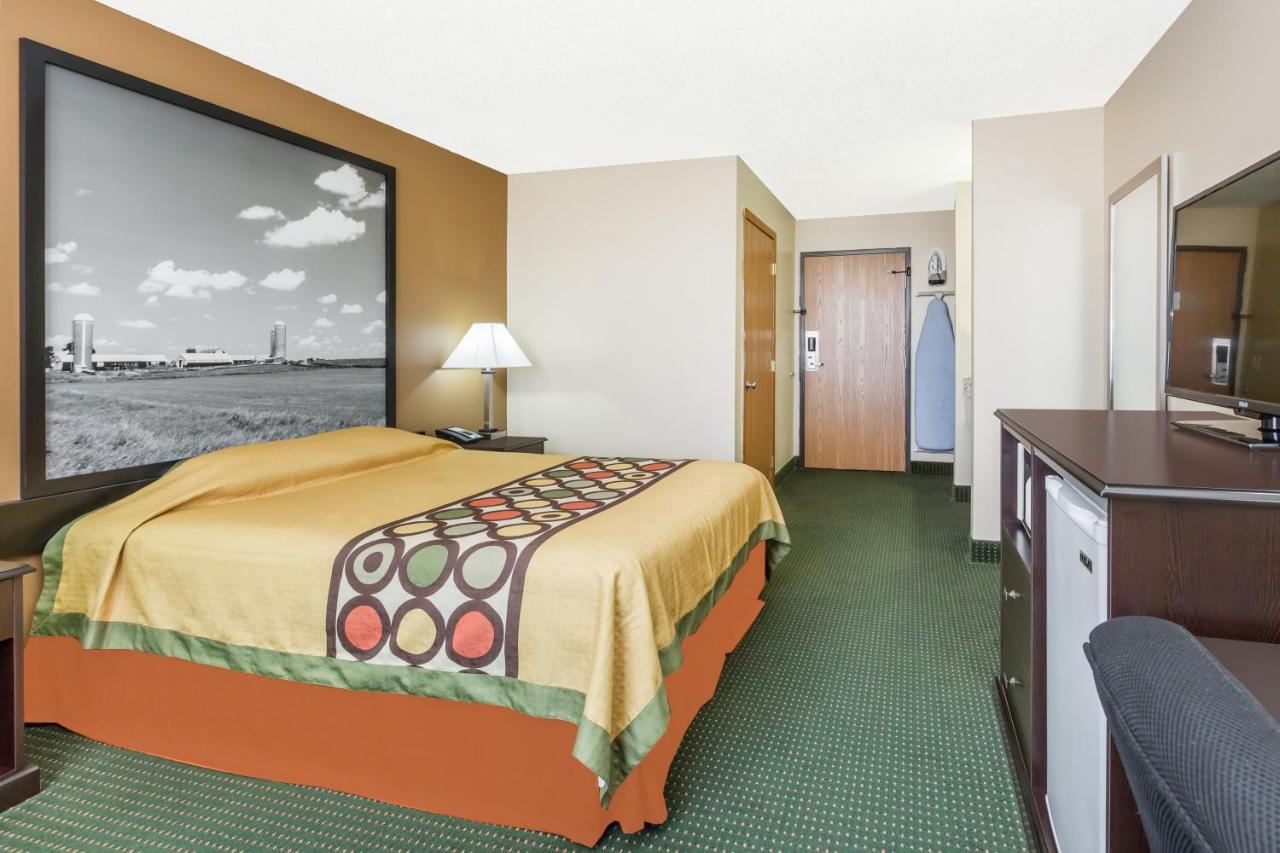 Queen Room - Non-Smoking at Super 8 by Wyndham Jefferson