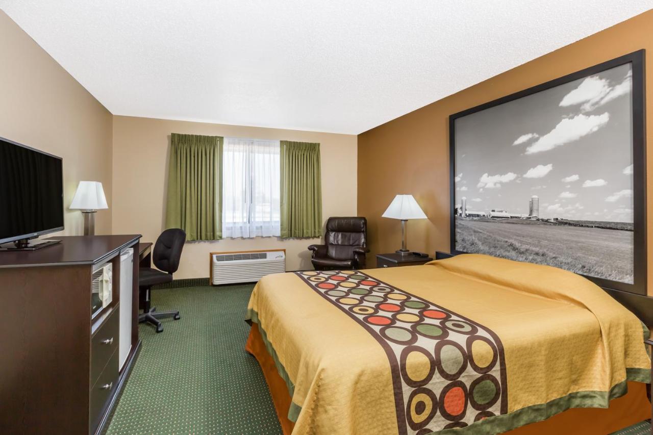 Queen Room - Non-Smoking at Super 8 by Wyndham Jefferson