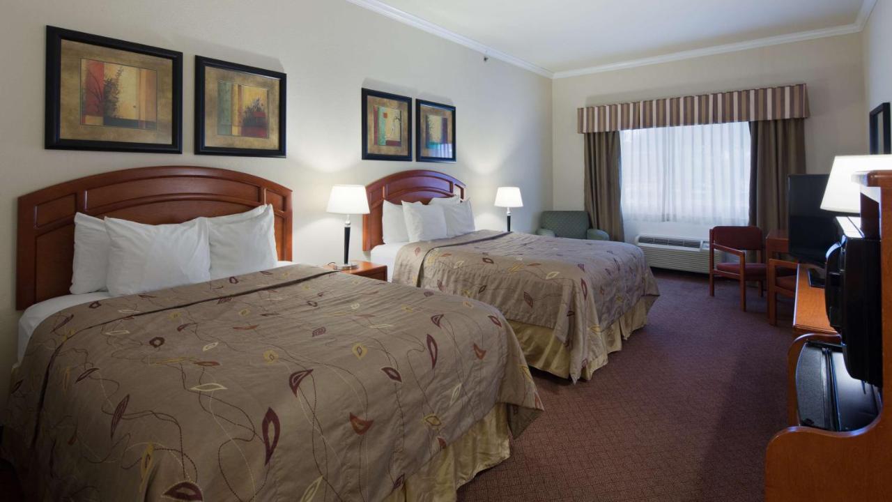 Queen Room with Two Queen Beds and Bathtub - Disability Access/Non-Smoking at Best Western Cleveland Inn & Suites