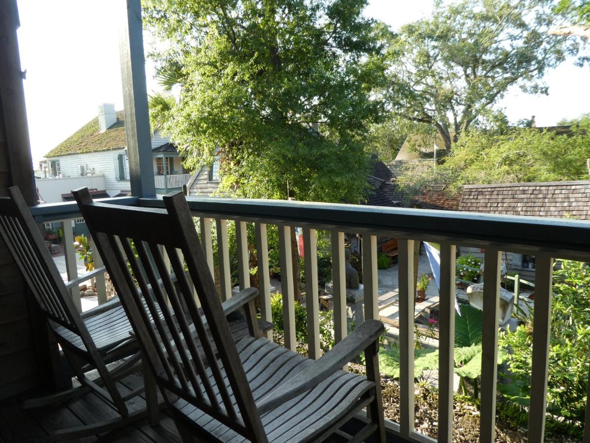 Deluxe King Room with Balcony at St George Inn